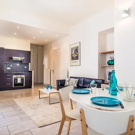 Modern 2-bedroom Center