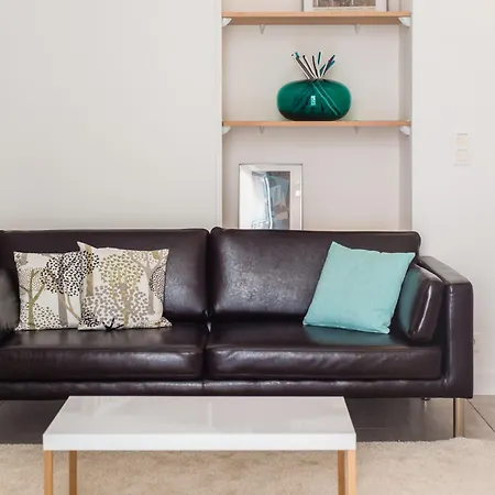 Modern 2-bedroom Center