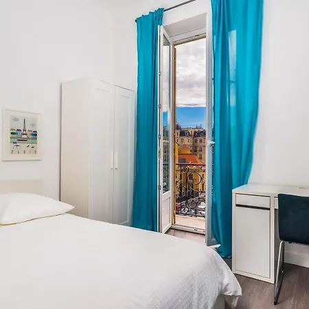 Modern 2-bedroom Center ניס